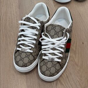 Gucci ace’s Beige GG Supreme Sneakers with Green and Red Stripes
